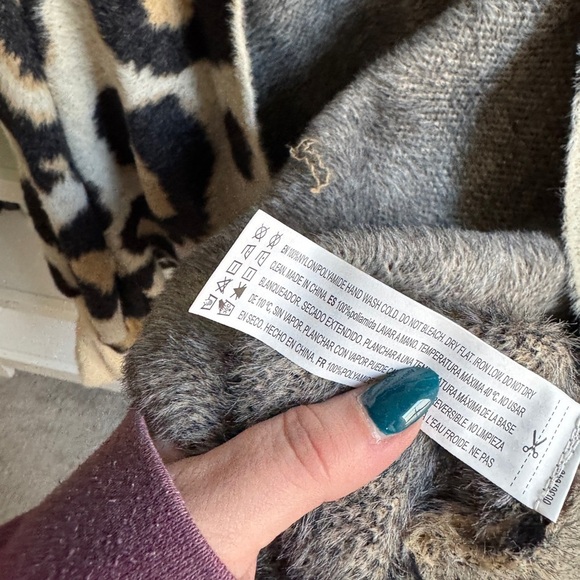 Forever 21 cheetah print oversized knit fuzzy cape cardigan shawl sweater - Picture 4 of 5